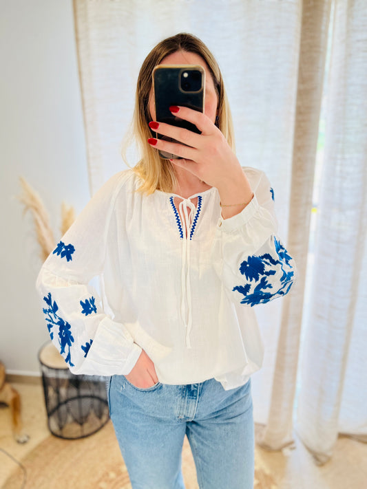 Blouse blanche brodé fleurs bleu